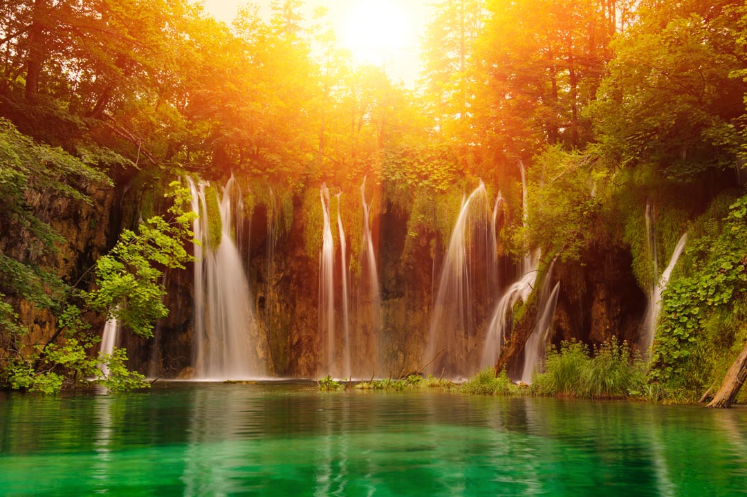 Фотообои солнце над водопадом
