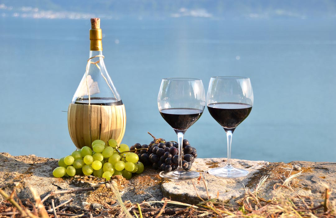Фотообои красное вино на берегу