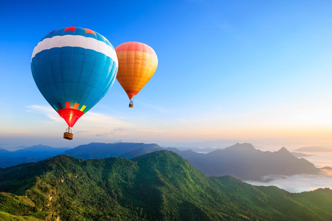 Фотообои воздушные шары над горами