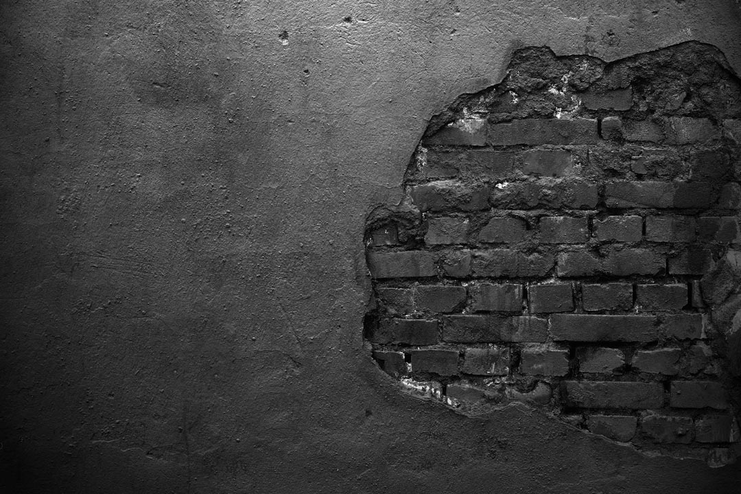 Фотообои Чёрная кирпичная стена со штукатуркой