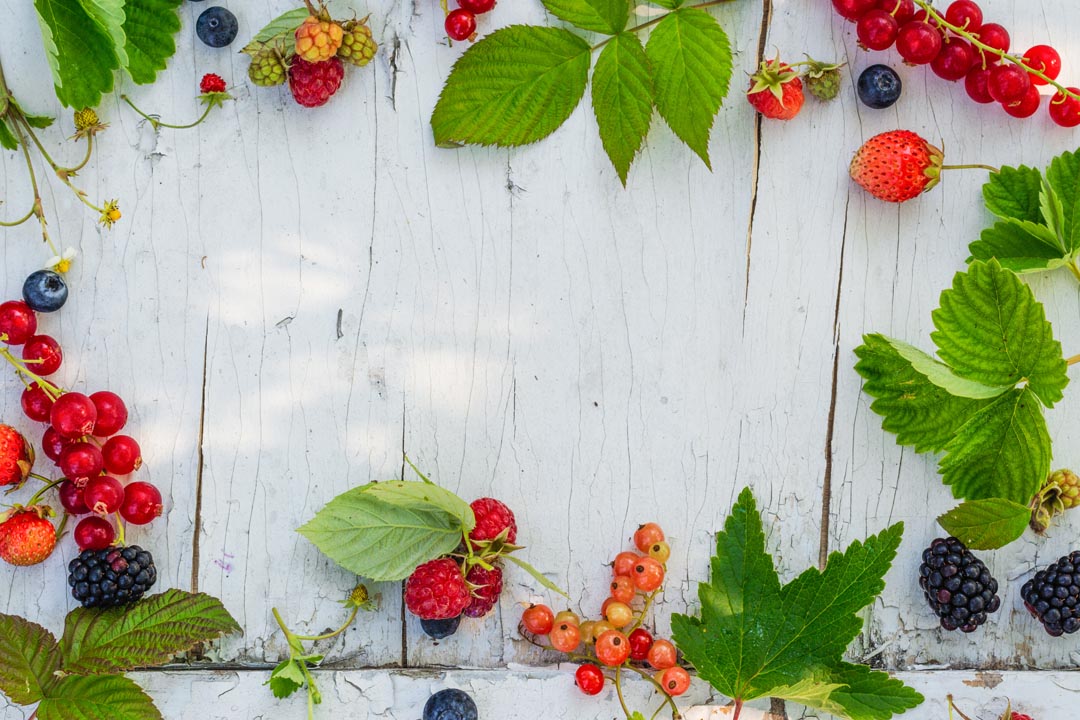 Фотообои ягоды на деревянном фоне