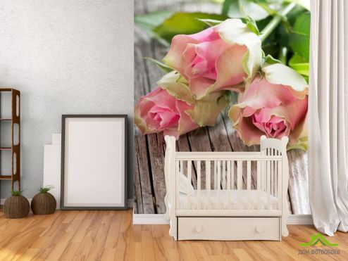 выбрать Фотообои розы на деревянном столе Фотообои Фотообои Цветы: вертикальная ориентация на стену
