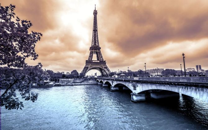 Фотообои темное небо над Парижем