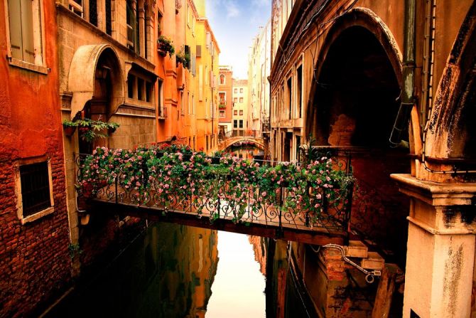 Фотошпалери Вуличка у Венеції з квітами