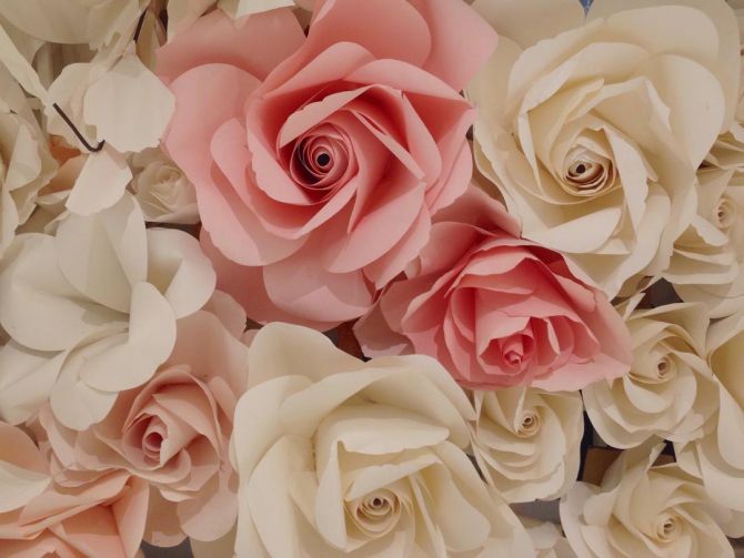 Фотошпалери білі і рожеві троянди з паперу