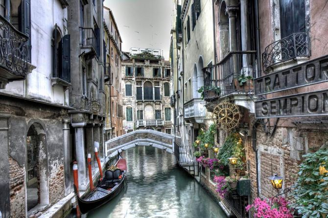 Фотообои Улочка в Венеции
