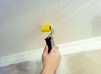 Как клеить фотообои на потолок