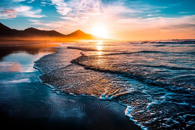 Фотообои Горы и солнце над морем
