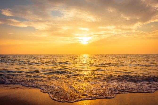 Фотообои Солнце отражается в море