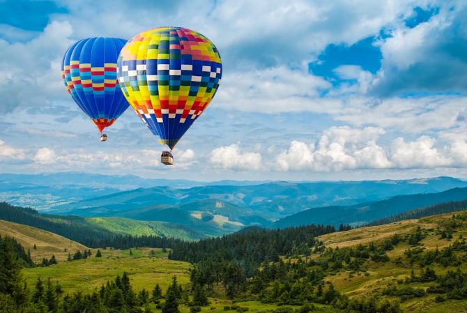 Фотообои воздушные шары в горах