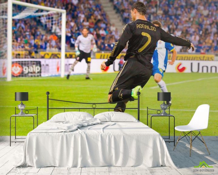 Фотообои Роналдо атакует ворота