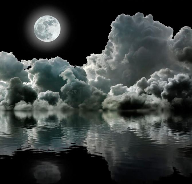 Фотошпалери Місяць над хмарами