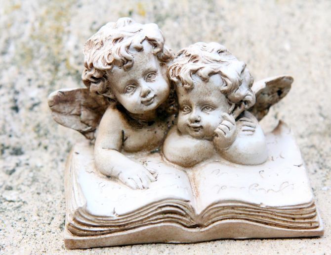 Фотообои каменные ангелочки на книжке