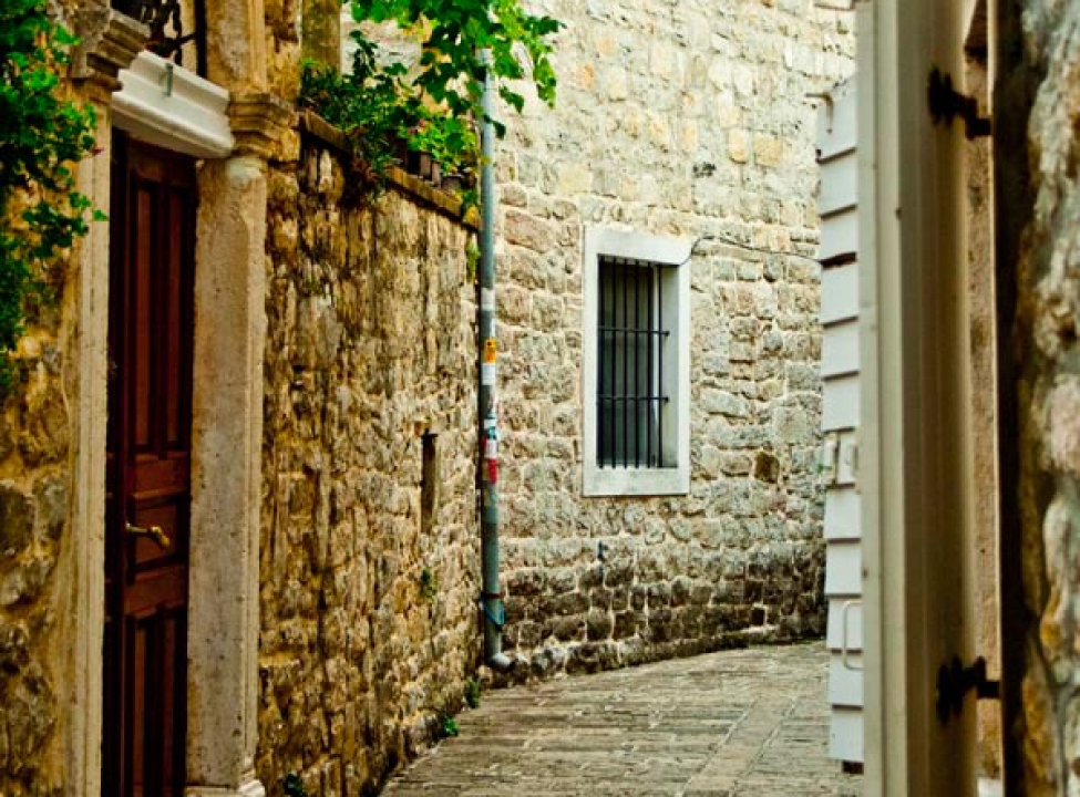 выбрать Фотошпалери Вузька вуличка з ліхтарем Каталог фотошпалер на стіну