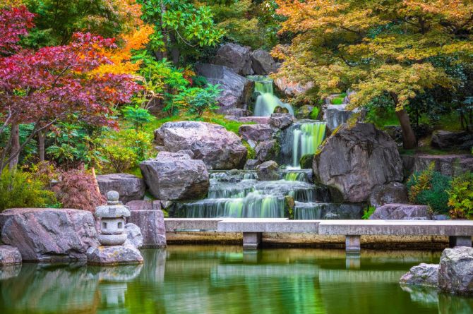 Фотошпалери водоспад в японському саду