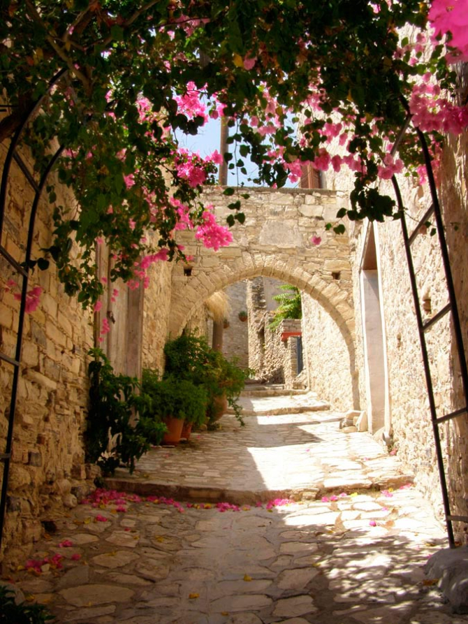 Фотошпалери Арка на вузькій вуличці