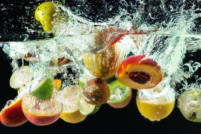 Фотошпалери соковиті фрукти у воді