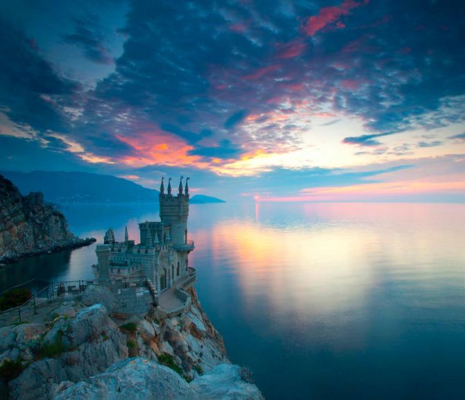 Фотообои Замок на фоне моря