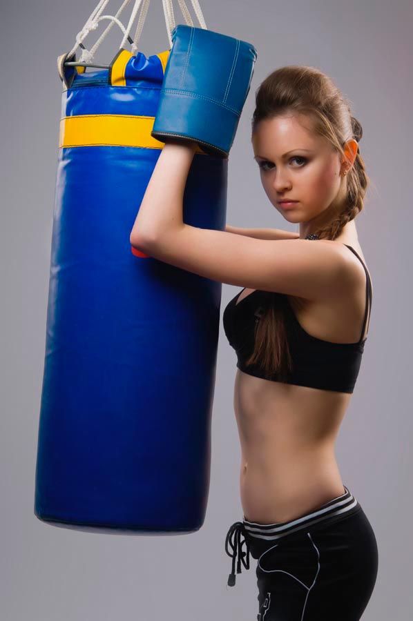 Фотошпалери Дівчина з боксерською грушею