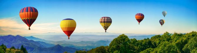 Фотообои шесть воздушных шаров в горах
