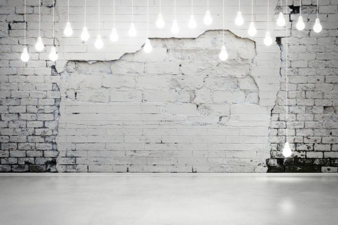 Фотообои Белая стена с лампочками