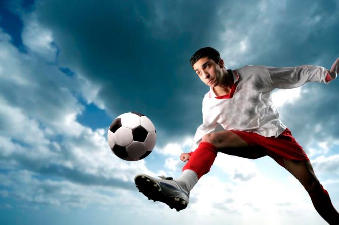 Фотообои Футболист с мячом